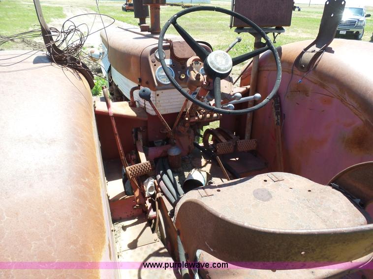 image for item J6091 International 560 tractor