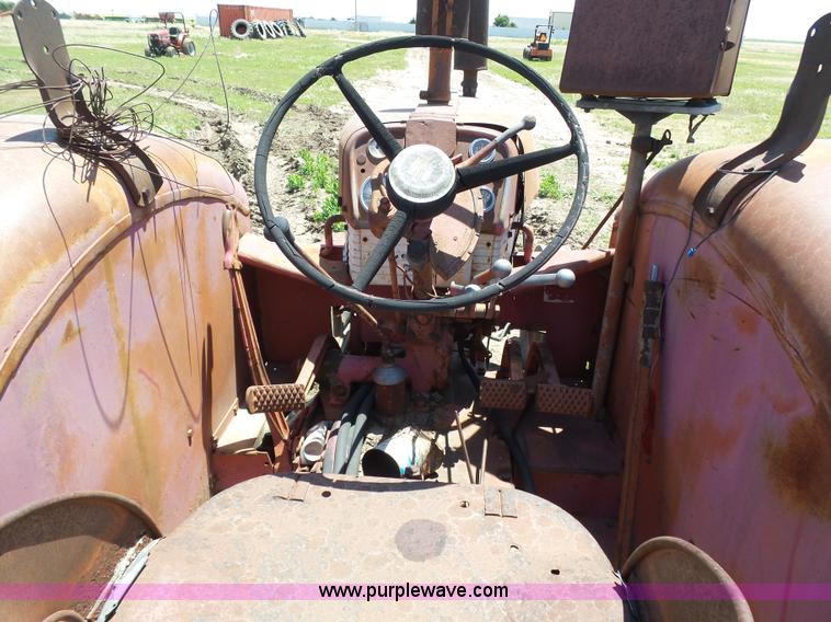 image for item J6091 International 560 tractor