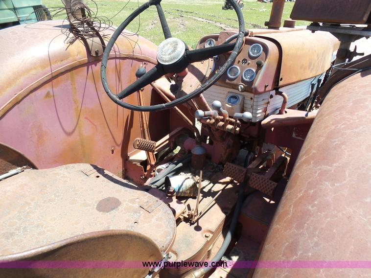 image for item J6091 International 560 tractor