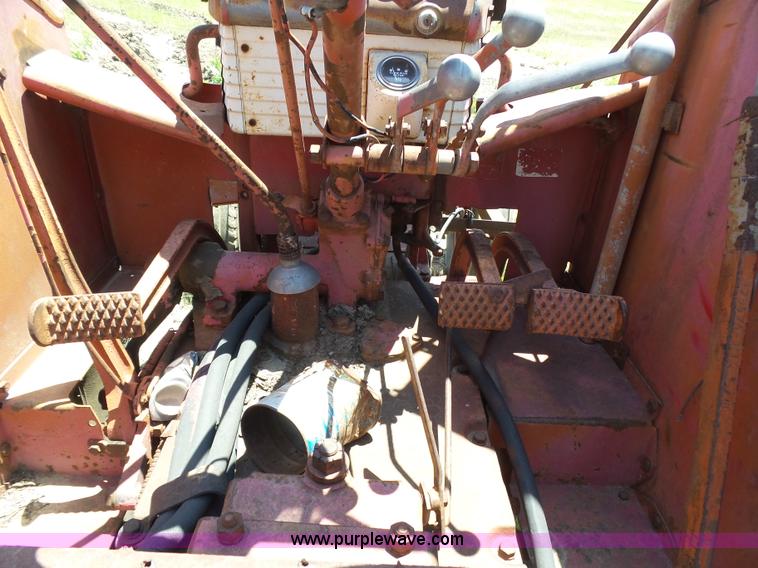 image for item J6091 International 560 tractor