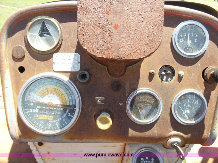 image for item J6091 International 560 tractor