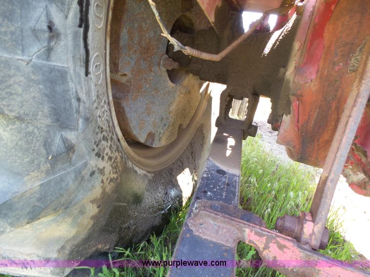 image for item J6091 International 560 tractor