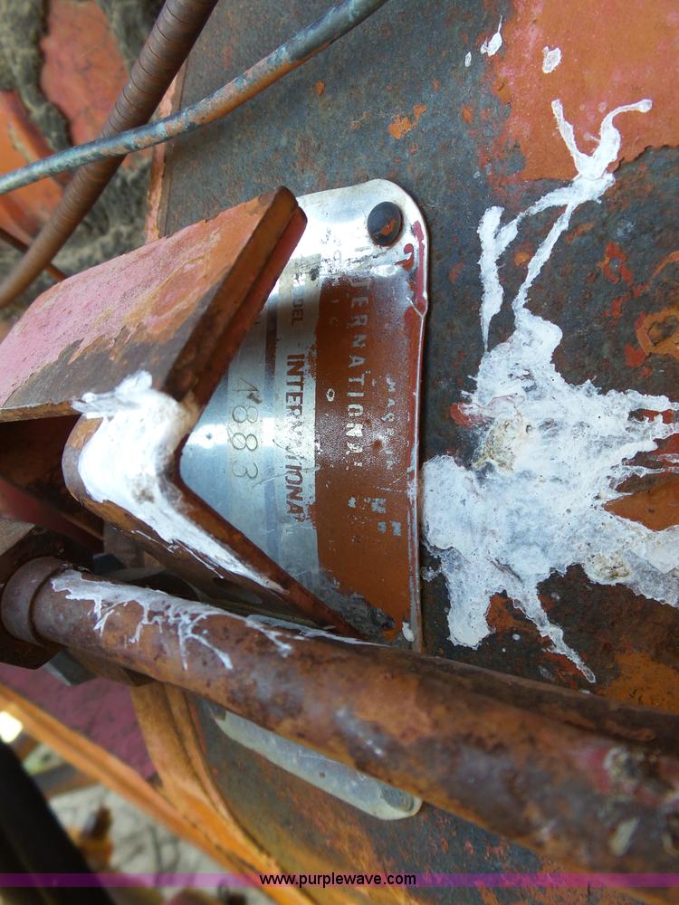 image for item J6091 International 560 tractor