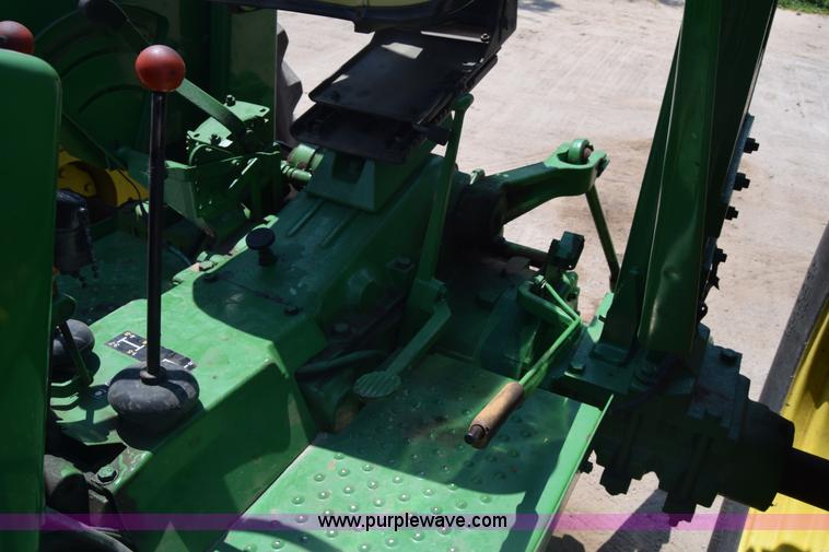 image for item K7286 1985 John Deere 2750 tractor