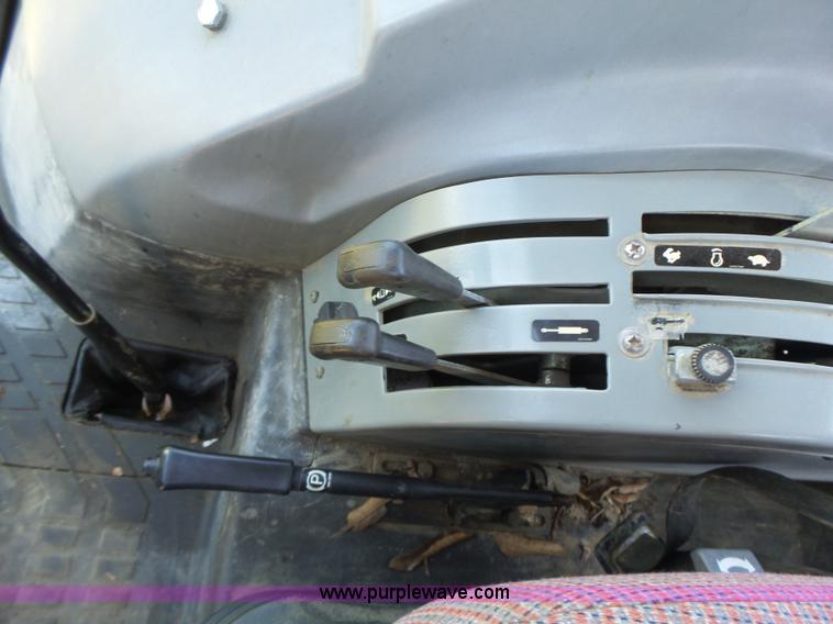 image for item L6113 1998 Massey-Ferguson 4253 tractor