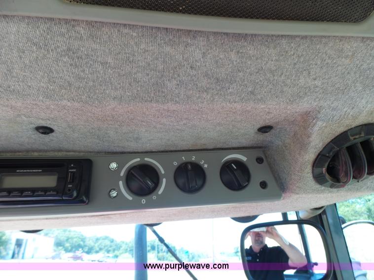 image for item L6113 1998 Massey-Ferguson 4253 tractor