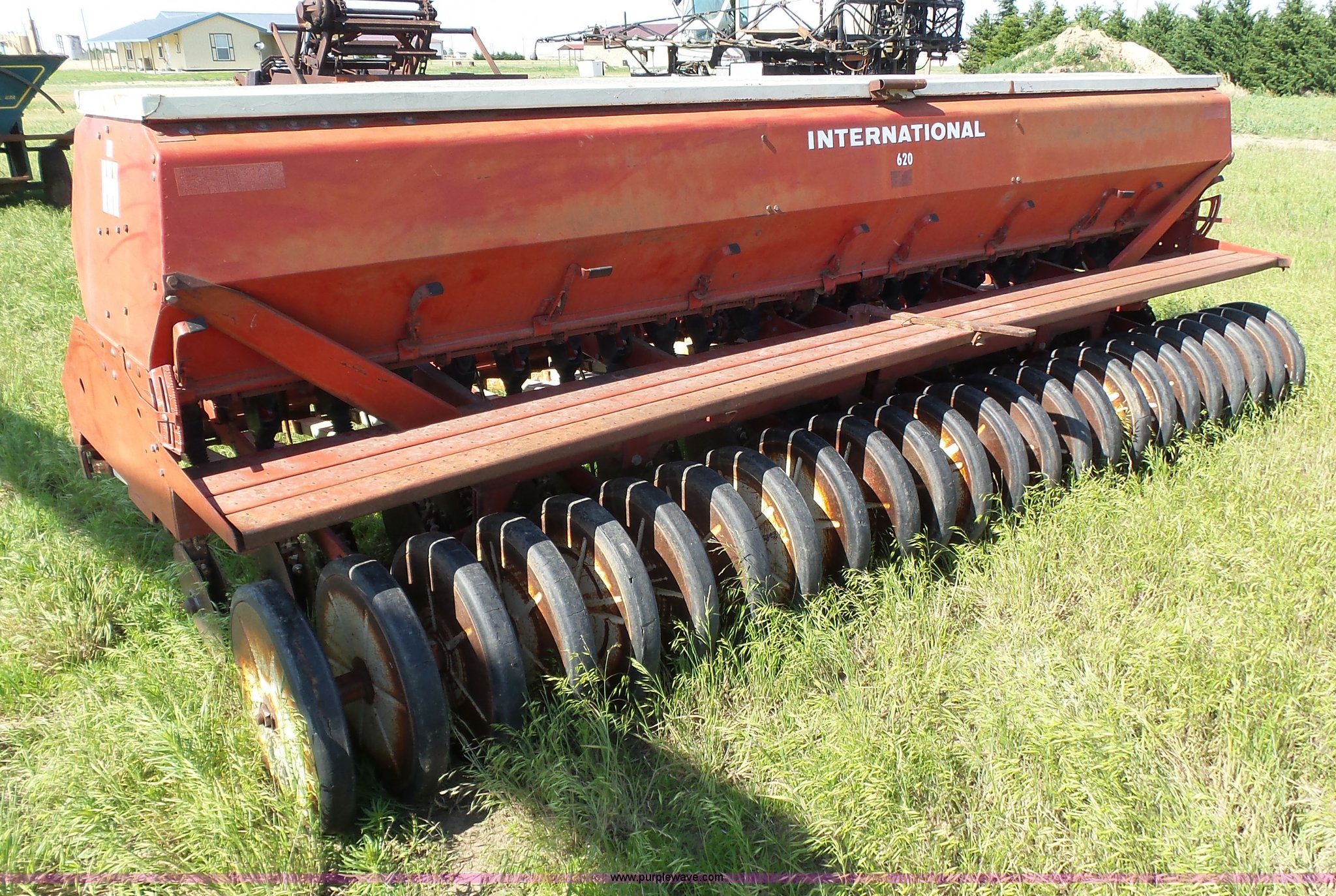 International 620 notill grain drill in Sublette, KS Item J6074 sold Purple Wave