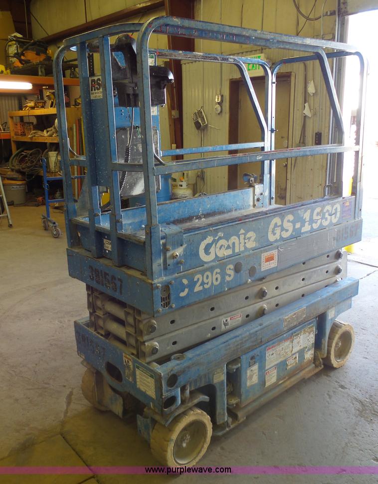image for item AL9149 2001 Genie GS-1930 scissor lift