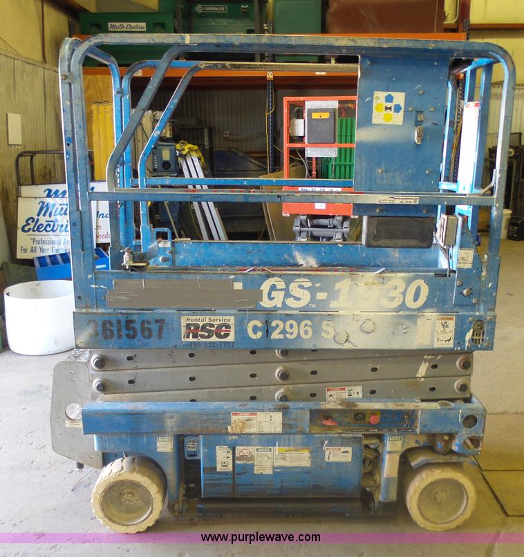 image for item AL9149 2001 Genie GS-1930 scissor lift