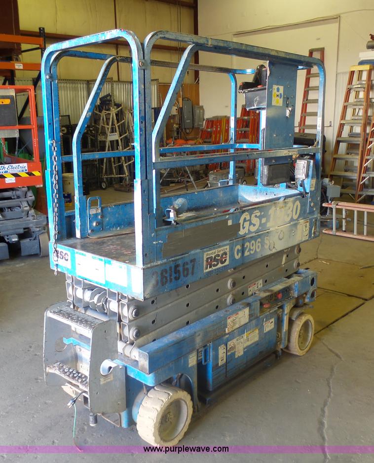image for item AL9149 2001 Genie GS-1930 scissor lift