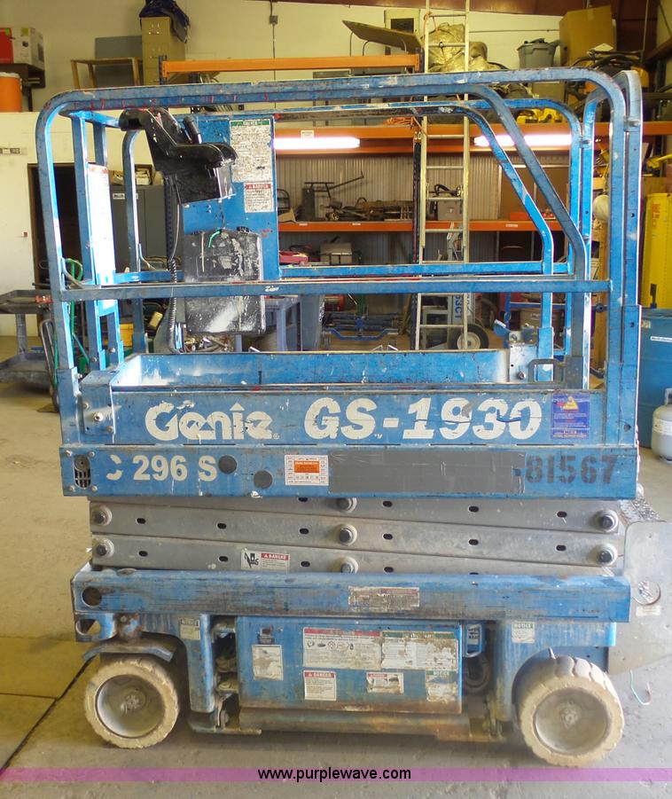 image for item AL9149 2001 Genie GS-1930 scissor lift