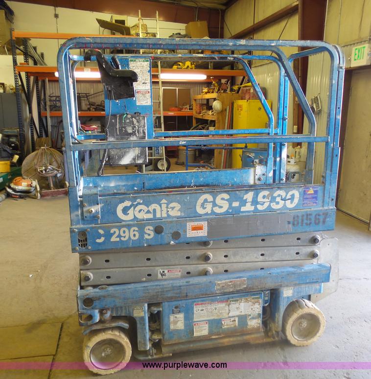 image for item AL9149 2001 Genie GS-1930 scissor lift