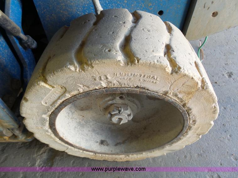 image for item AL9149 2001 Genie GS-1930 scissor lift