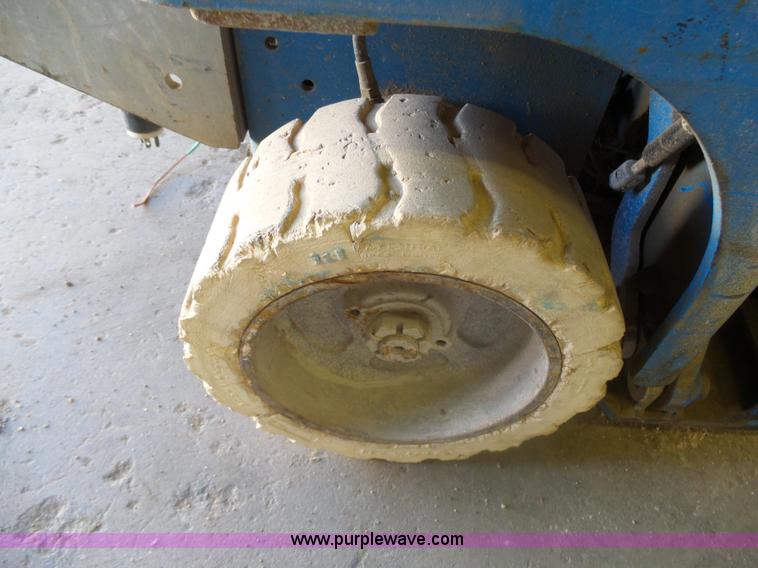 image for item AL9149 2001 Genie GS-1930 scissor lift