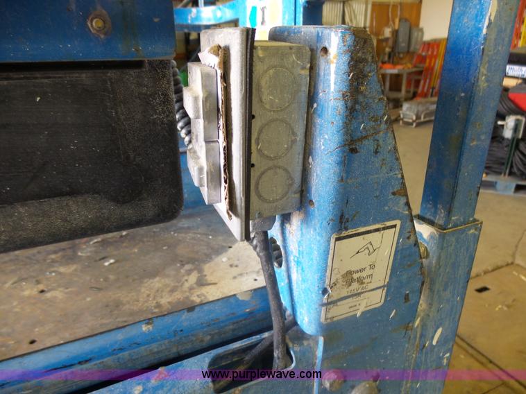 image for item AL9149 2001 Genie GS-1930 scissor lift