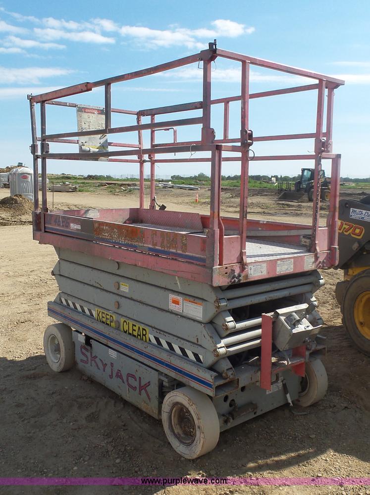 image for item AL9150 1997 Sky Jack III 4626 scissor lift