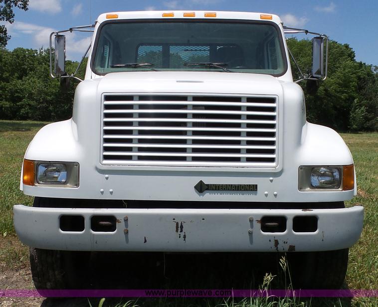 image for item J4911 2000 International 4700 dump truck