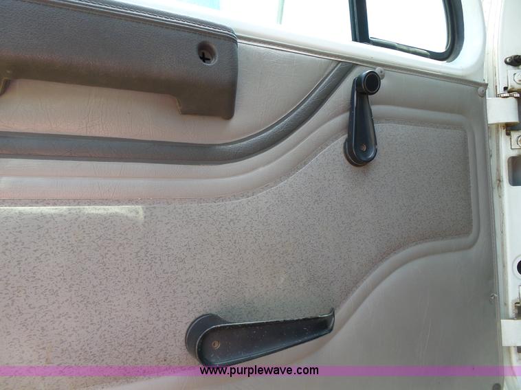 image for item J4911 2000 International 4700 dump truck