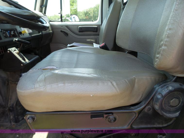 image for item J4911 2000 International 4700 dump truck