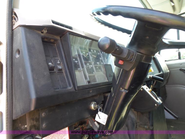 image for item J4911 2000 International 4700 dump truck