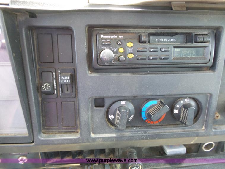 image for item J4911 2000 International 4700 dump truck