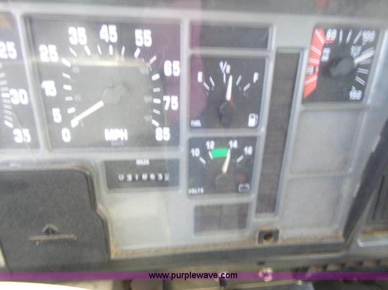 image for item J4911 2000 International 4700 dump truck