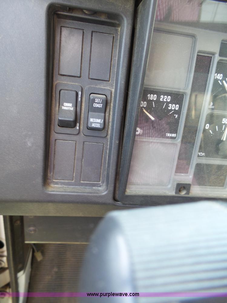 image for item J4911 2000 International 4700 dump truck