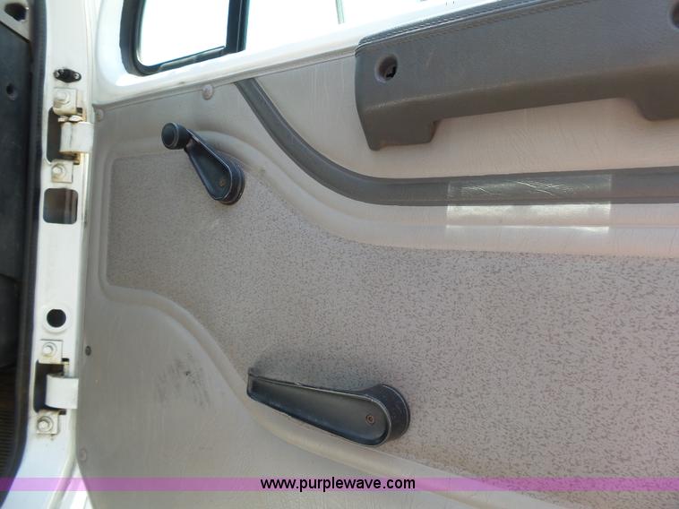 image for item J4911 2000 International 4700 dump truck