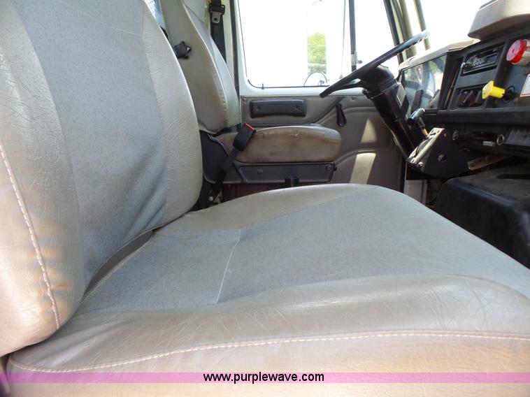 image for item J4911 2000 International 4700 dump truck