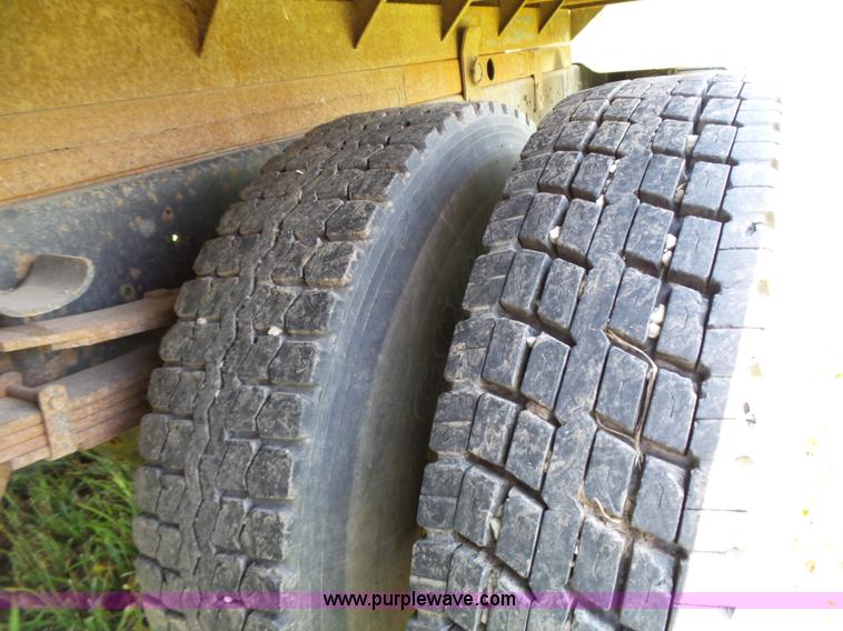 image for item J4911 2000 International 4700 dump truck