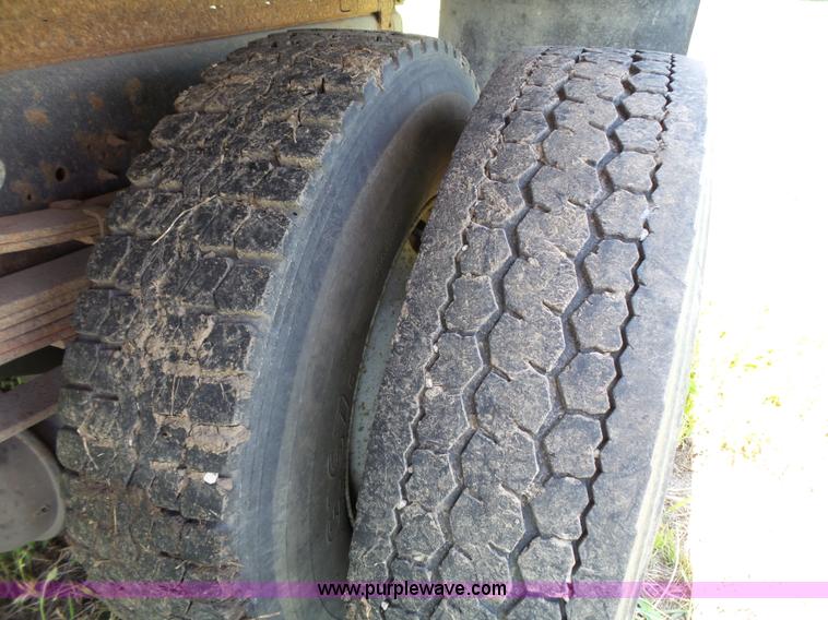 image for item J4911 2000 International 4700 dump truck