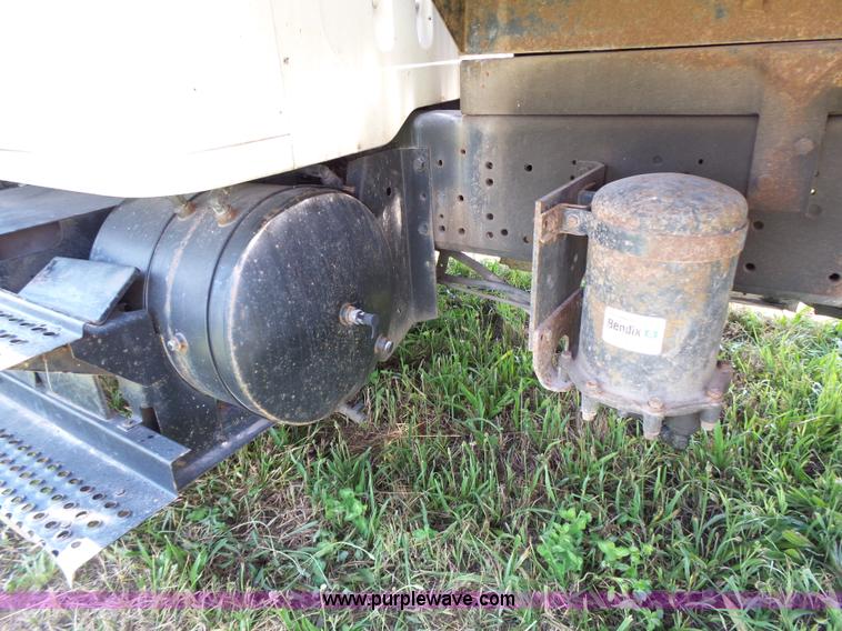 image for item J4911 2000 International 4700 dump truck