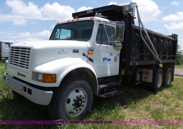 image for item J4915 2001 International F4900 dump truck