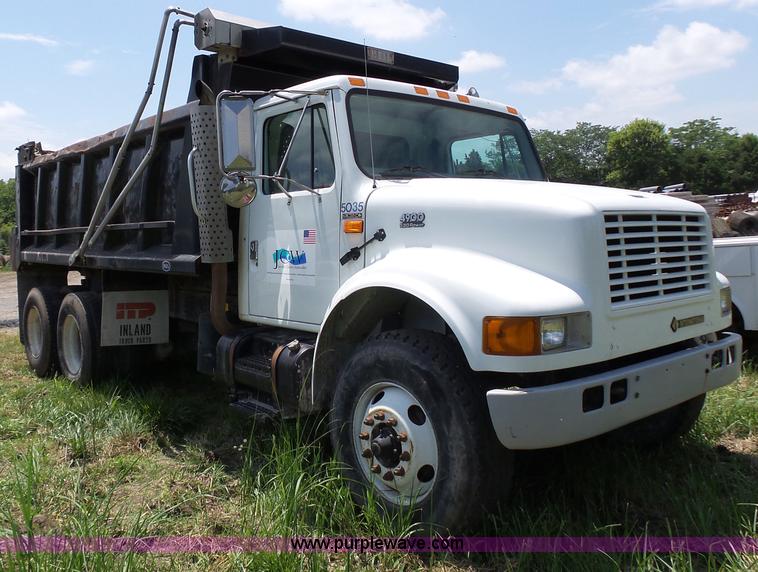 image for item J4915 2001 International F4900 dump truck