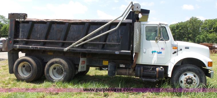 image for item J4915 2001 International F4900 dump truck