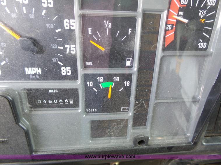 image for item J4915 2001 International F4900 dump truck