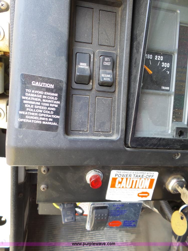 image for item J4915 2001 International F4900 dump truck