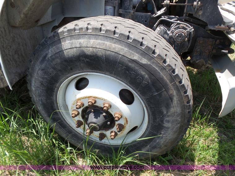 image for item J4915 2001 International F4900 dump truck