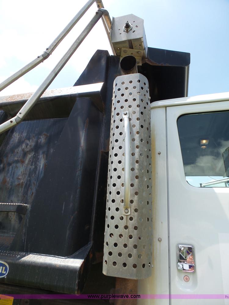 image for item J4915 2001 International F4900 dump truck