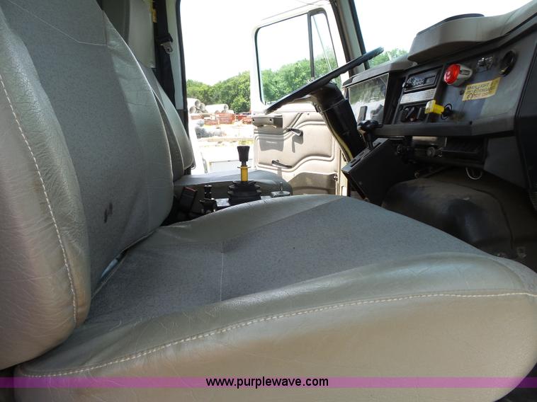 image for item J4915 2001 International F4900 dump truck