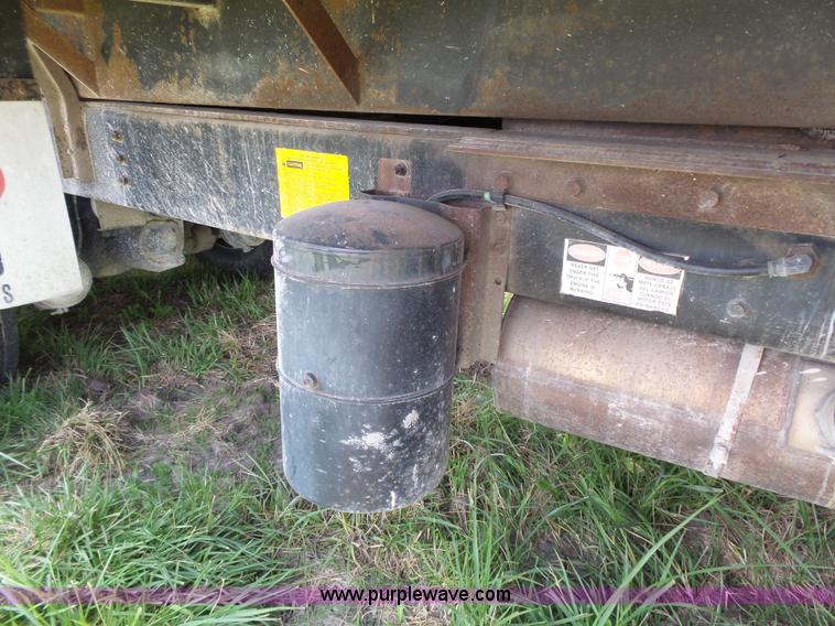 image for item J4915 2001 International F4900 dump truck