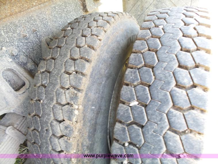 image for item J4915 2001 International F4900 dump truck