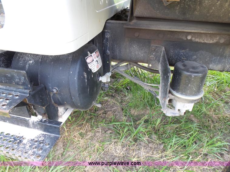 image for item J4915 2001 International F4900 dump truck