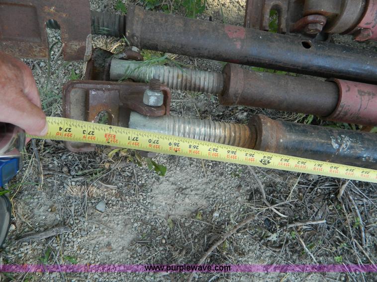 (8) panel brace jacks in Salina, KS Item J8894 sold Purple Wave