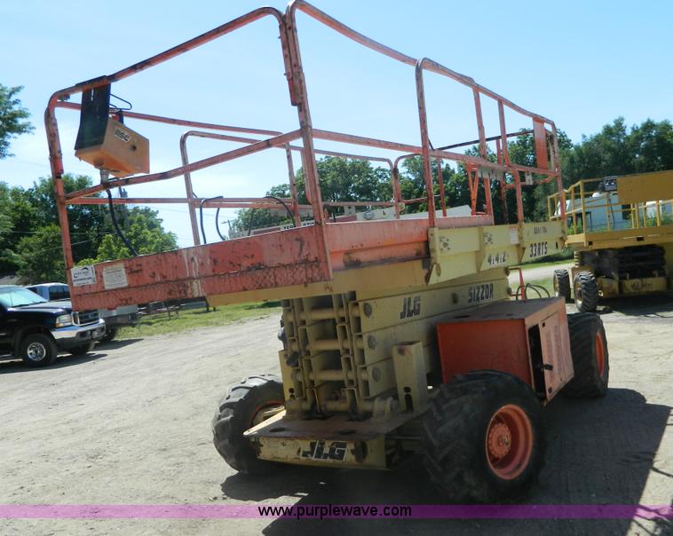 image for item J8896 2000 JLG 33RTS scissor lift