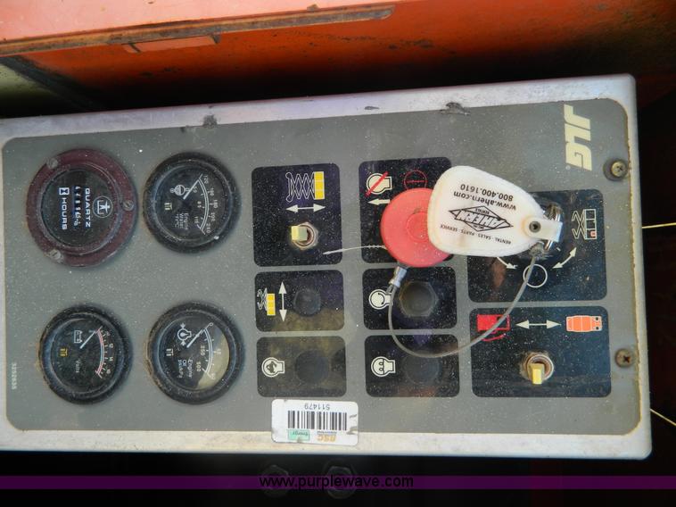 image for item J8896 2000 JLG 33RTS scissor lift