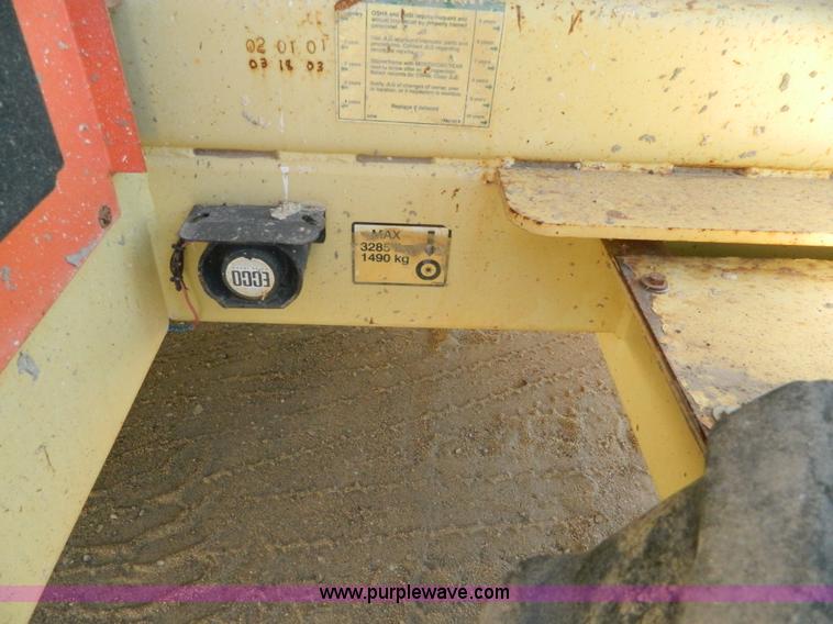 image for item J8896 2000 JLG 33RTS scissor lift