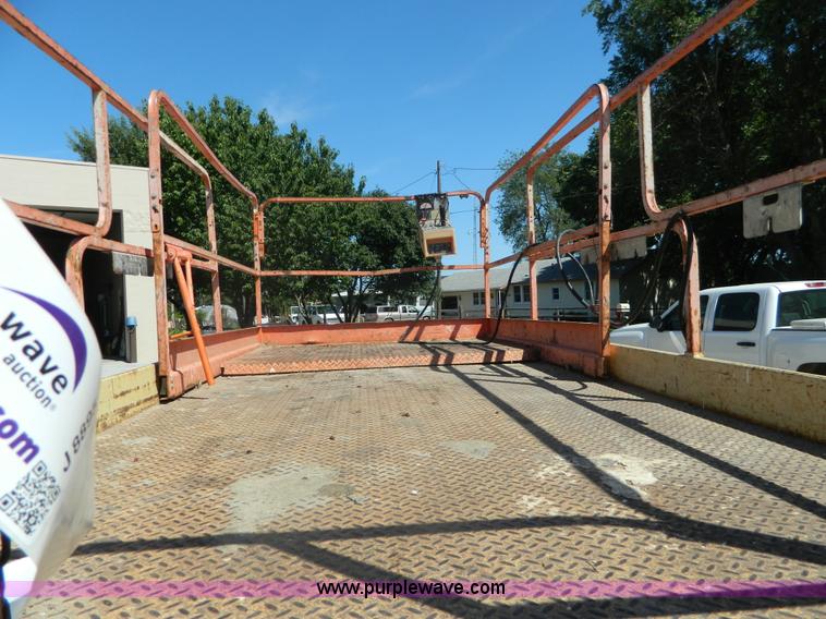 image for item J8896 2000 JLG 33RTS scissor lift