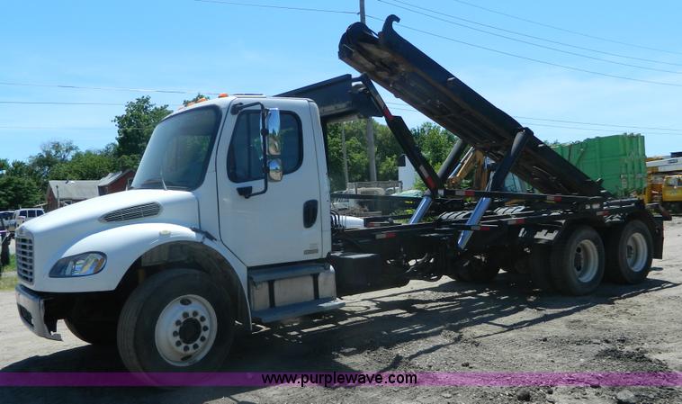 image for item J8899 2007 Freightliner Business Class M2 roll off truck
