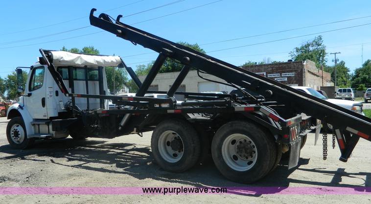 image for item J8899 2007 Freightliner Business Class M2 roll off truck